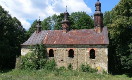 Opuszczona i zniszczona cerkiew greckokatolicka w nieistniejącej już wsi Królik Wołoski