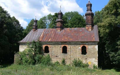 Opuszczona i zniszczona cerkiew greckokatolicka w nieistniejącej już wsi Królik Wołoski