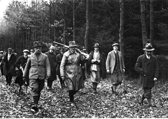 Uczestnicy polowania w lasach Komory Cieszyńskiej, w drodze na stanowiska; listopad 1932 r. Widoczni