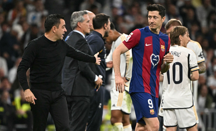 Xavi i Robert Lewandowski podczas meczu Real Madryd - FC Barcelona