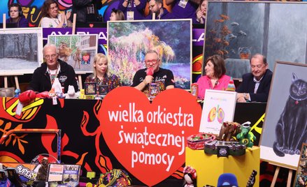 Prezes zarządu Fundacji Wielkiej Orkiestry Świątecznej Pomocy Jerzy Owsiak (w środku) podczas konfer