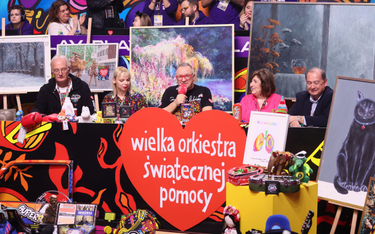 Prezes zarządu Fundacji Wielkiej Orkiestry Świątecznej Pomocy Jerzy Owsiak (w środku) podczas konfer