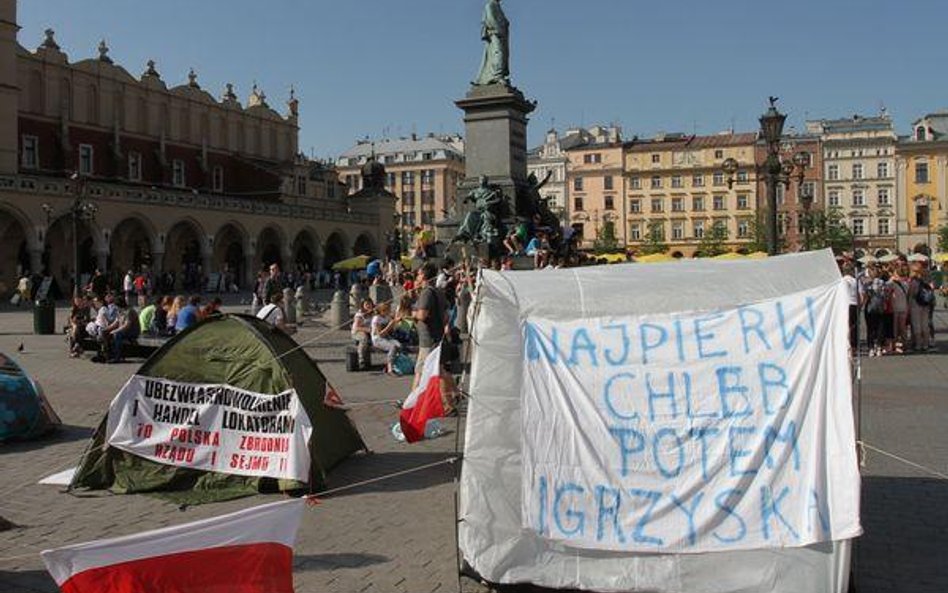 Policja usuwa obozowisko krakowskich oburzonych