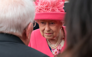 Królowa wszystkich kolorów tęczy. W czym tkwi sekret stylu Elżbiety II?