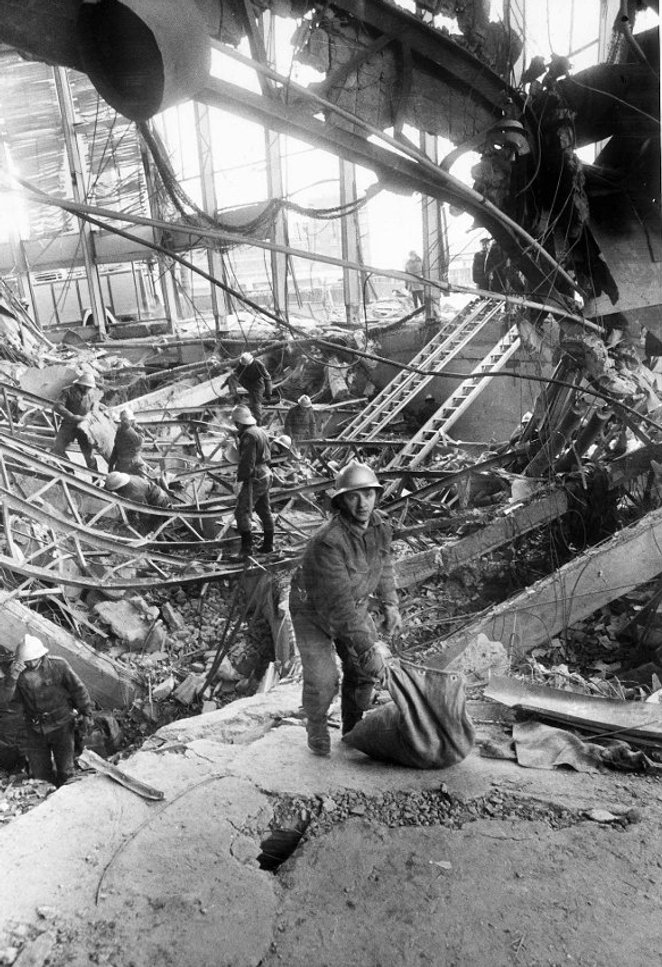 Niemal dwieście osób na zmianę, z narażenie własnego zżycia, schodzi na dół by wyciągać rannych i sz