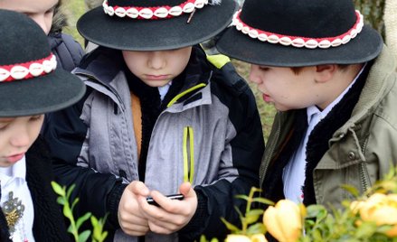 W kwietniu średni czas korzystania ze smartfonów przez dzieci wynosił ponad 22 miniuty dziennie