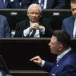 Jarosław Kaczyński przysłuchuje się wypowiedzi Sławomira Mentzena z sejmowej mównicy