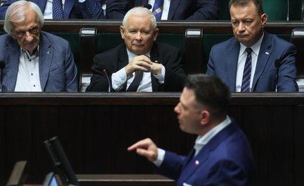 Jarosław Kaczyński przysłuchuje się wypowiedzi Sławomira Mentzena z sejmowej mównicy