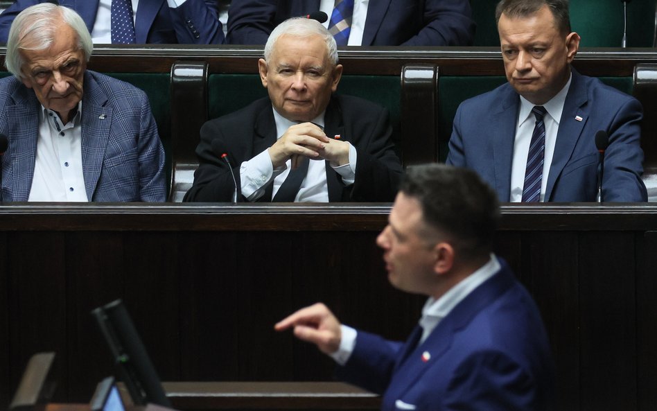 Jarosław Kaczyński przysłuchuje się wypowiedzi Sławomira Mentzena z sejmowej mównicy