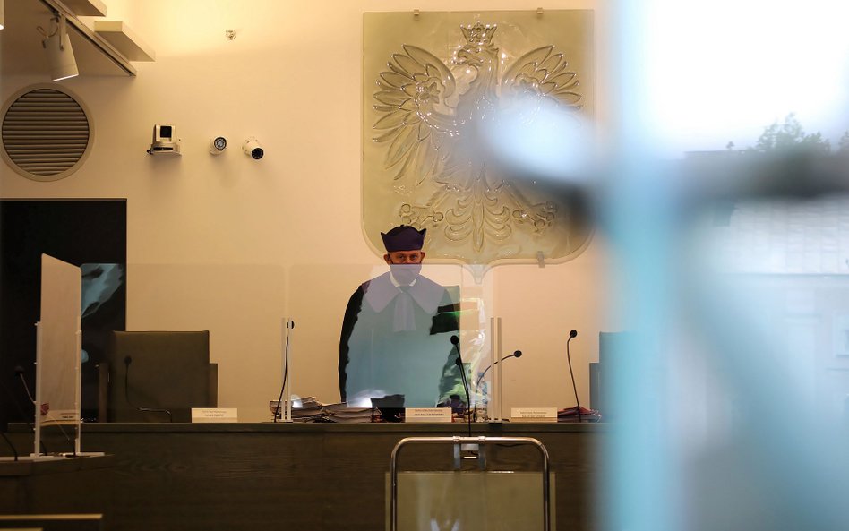 Izba Odpowiedzialności Zawodowej na lekkim wstecznym biegu