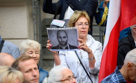 Uczestnicy protestu w obronie księdza Michała Olszewskiego, byłego prezesa Fundacji Profeto, podejrz