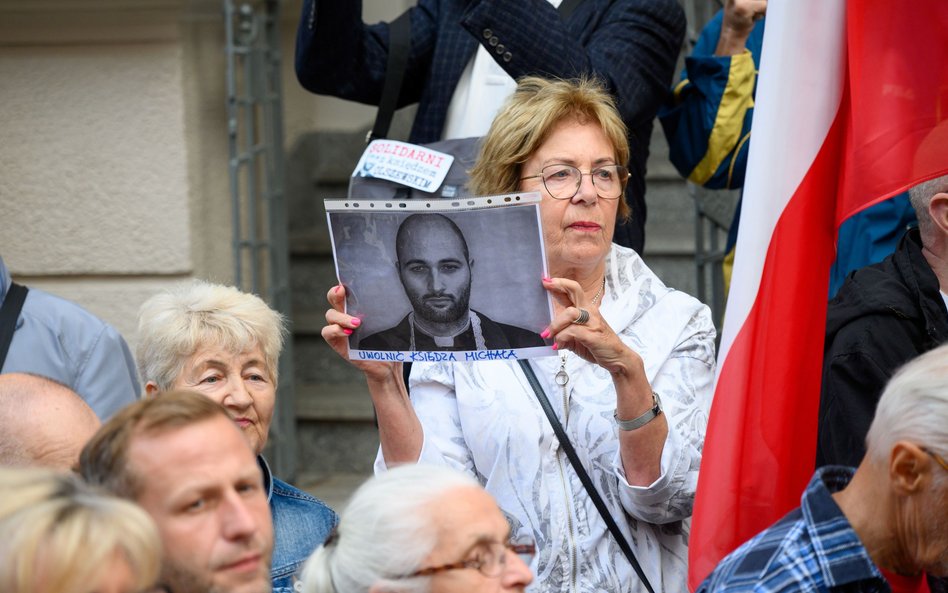 Uczestnicy protestu w obronie księdza Michała Olszewskiego, byłego prezesa Fundacji Profeto, podejrz