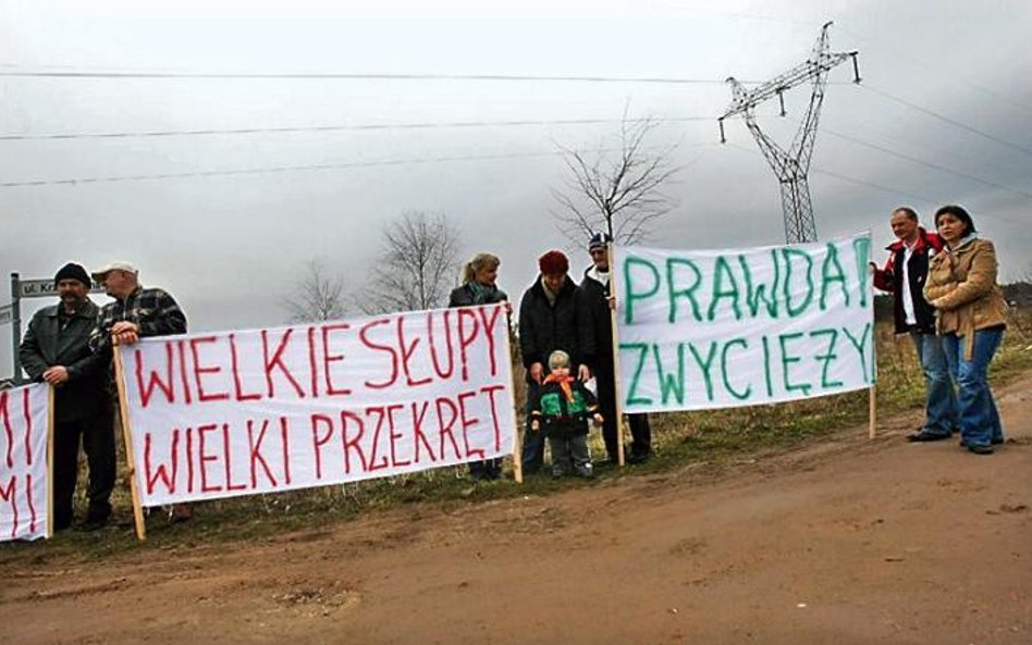 Nie chcemy mieszkać pod słupami wysokimi jak blok – mówi w imieniu protestujących mieszkańców sołtys