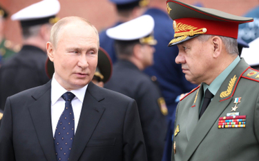 Władimir Putin (z lewej, na zdjęciu z ministrem obrony Siergiejem Szojgu) pilnie potrzebuje przełomu