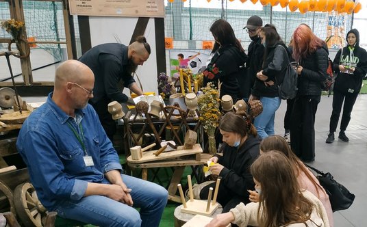 Odwiedzający sami mogą spróbować sił w dawnych rzemiosłach