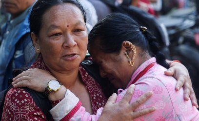 Kobiety, których domy zostały zniszczone w wyniku gwałtownych powodzi. Nuwakot, Nepal, 28 sierpnia 2