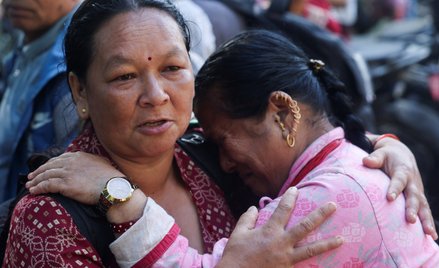 Kobiety, których domy zostały zniszczone w wyniku gwałtownych powodzi. Nuwakot, Nepal, 28 sierpnia 2