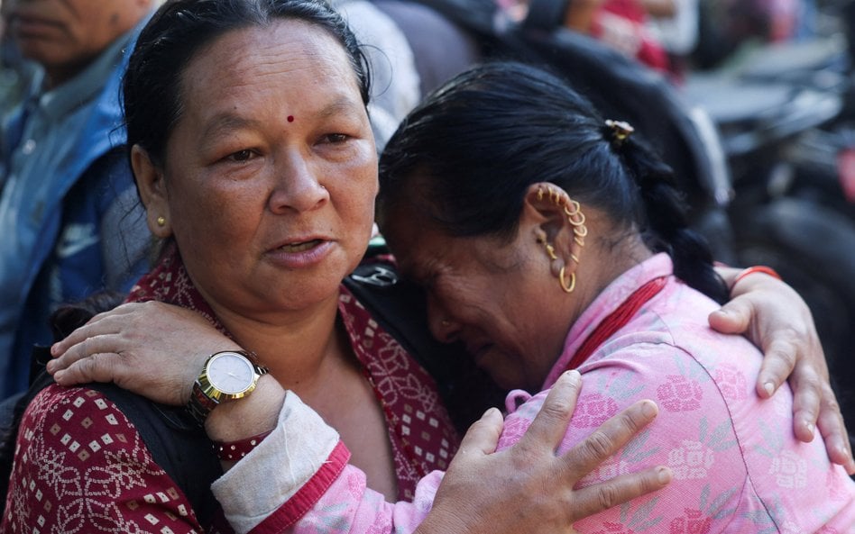 Kobiety, których domy zostały zniszczone w wyniku gwałtownych powodzi. Nuwakot, Nepal, 28 sierpnia 2