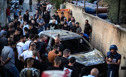 Spalony samochód w miasteczku Zababdeh na południowy wschód od Dżeninu