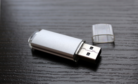 Pracownik zgubił pendrive'a z danymi osobowymi. Sąd uchylił karę dla firmy