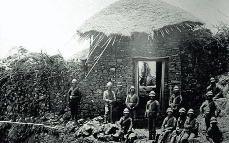 Brytyjczycy pod murami zdobytej etiopskiej twierdzy Magdala, kwiecień 1868 r.