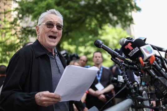 Robert De Niro wystąpił przed budynkiem sądu na Manhattanie
