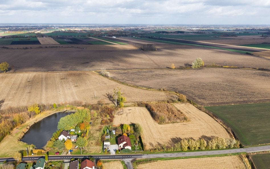 Na zdjęciu z drona teren przez który ma przebiegać linia kolei dużej prędkości z Warszawy do CPK w m