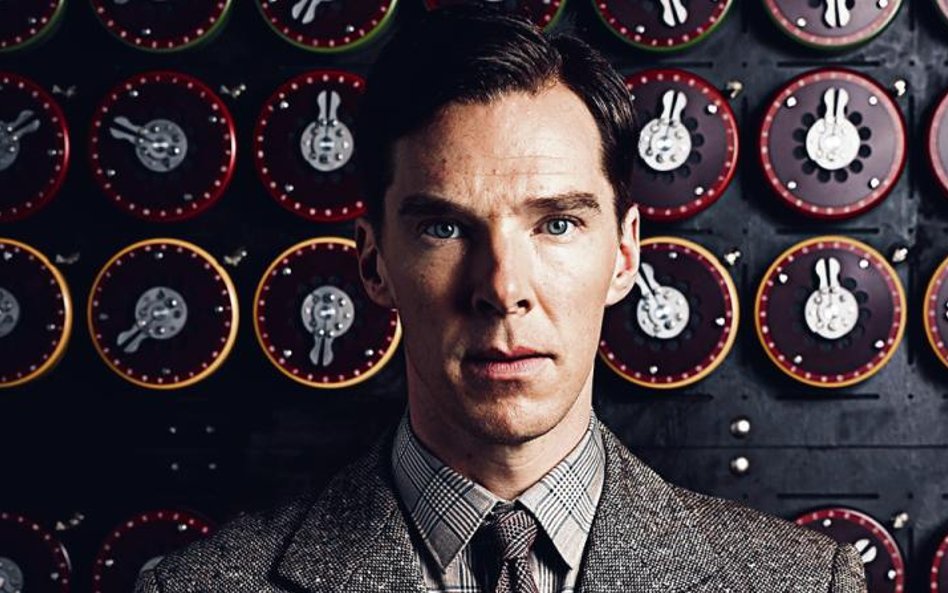 &#8222;Wired&#8221; Alan Turing (Benedict Cumberbatch) w plątaninie kabli i my&#347;li w &#8222;Grze