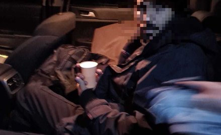 Hemin w towarzystwie aktywistów Fundacji Ocalenie i dziennikarzy. Mężczyzna zgodził się na pokazanie
