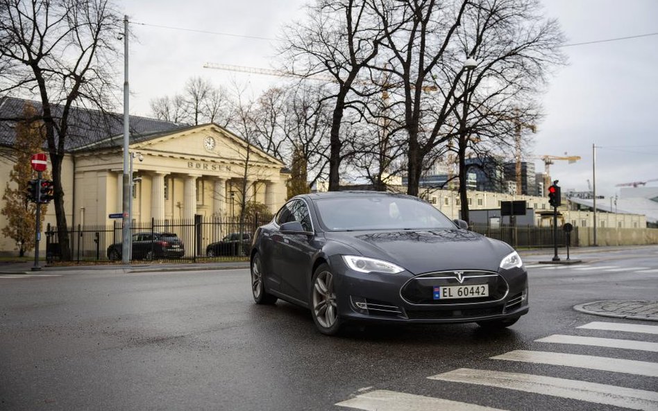 Tesla płaci odszkodowania Norwegom