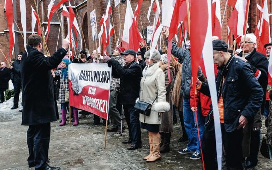 Stoją z flagą u nogi: Solidarni 2010, Bydgoszcz, styczeń 2016