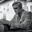 Łupkowy pomnik wybitnego matematyka Alana Turinga (1912–1954) w Bletchley Park (podczas II wojny świ