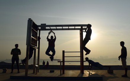 29 stycznia, Indie. Nadmorska siłownia w Bombaju.