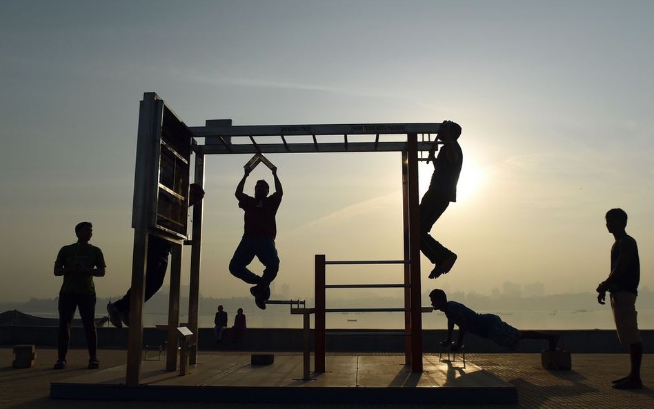 29 stycznia, Indie. Nadmorska siłownia w Bombaju.