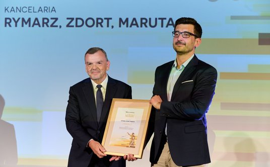 Nagrodę za zajęcie pierwszego miejsca w kategorii obsługa wiodących transakcji w 2023 r. odebrali me