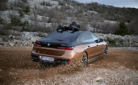 BMW i7 M70 xDrive to jeden z najważniejszych elementów film „The Calm”.