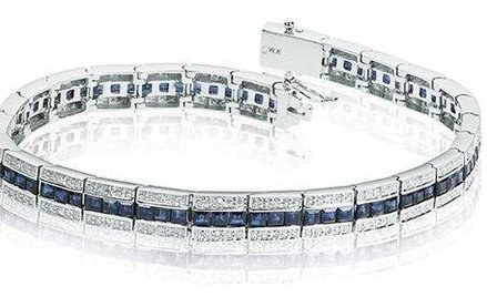 Tę bransoletkę z białego złota, brylantów i szafirów można kupić przez stronę internetową. Kosztuje 