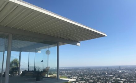 Z okien Stahl House rozciąga się widok na Los Angeles.