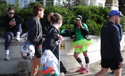 W tegorocznym maratonie w Londynie wzięły udział blisko 44 tysiące biegaczy i biegaczek.