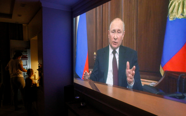 Rosyjska rodzina oglądająca przemówienie prezydenta Władimira Putina dotyczące zajęcia Donbasu