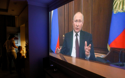 Rosyjska rodzina oglądająca przemówienie prezydenta Władimira Putina dotyczące zajęcia Donbasu