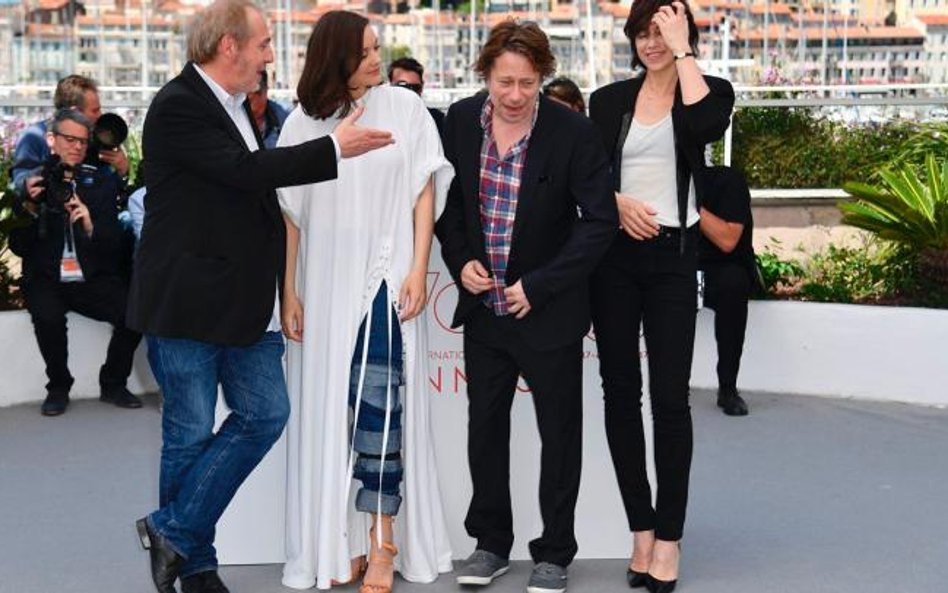 Reżyser Arnaud Desplechin i aktorzy grający w „Duchach Ismaela” Marion Cotillard, Mathieu Amalric i 