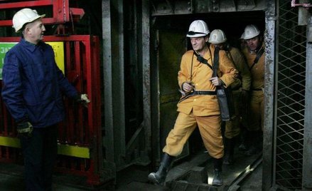 Niedługo po wygranych wyborach – w przeddzień Barbórki – premier Donald Tusk ubrany jak górnik ociep