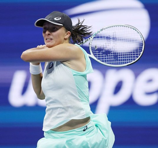 Iga Świątek pokonała Amerykankę Jessikę Pegulę 6:3, 7:6 (7-4) i minionej nocy grała w półfinale z Ar