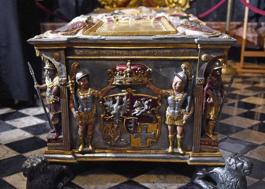 Katedra na Wawelu: odnowiony sarkofag króla Stefana Batorego