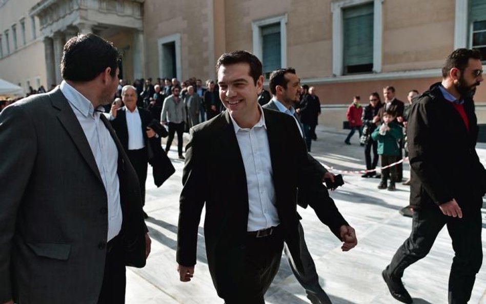 Aleksis Tsipras, lider Syrizy, prowadzi partię do zwycięstwa i jednocześnie łagodzi jej postulaty. J