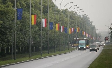 Flagi Monako zawisły na Żwirki i Wigury