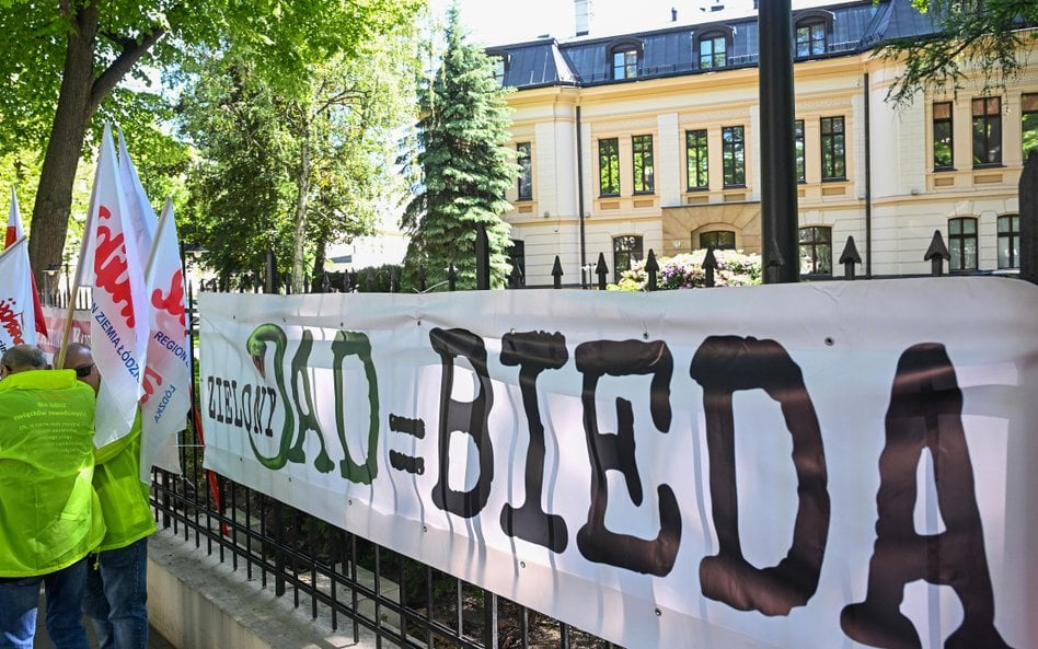 Majowy protest NSZZ "Solidarność" przed siedzibą Trybunału Konstytucyjnego gdzie odbywała się rozpra