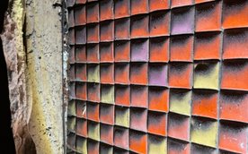 Zabytkowe dekoracje znajdują się w podziemnej części Dworca Warszawa-Śródmieście.