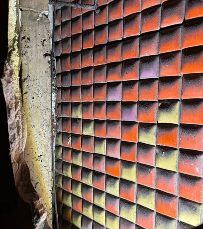 Zabytkowe dekoracje znajdują się w podziemnej części Dworca Warszawa-Śródmieście.